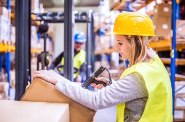 Ambar kadın işçi barkod okuyucu ile.