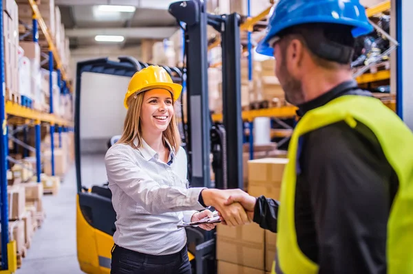 Junge Lagerarbeiter arbeiten zusammen. — Stockfoto