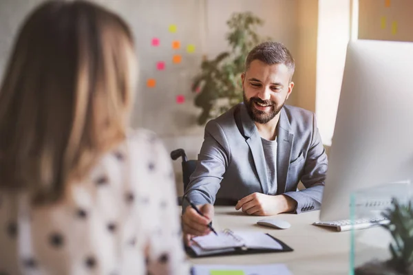 Dos personas de negocios con silla de ruedas en la oficina . — Foto de Stock