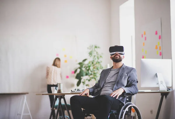 Двоє бізнесменів з інвалідним візком і VR окулярами в офісі . — стокове фото