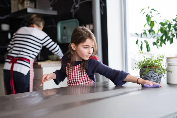 Una bambina che cucina con la nonna a casa . — Foto Stock