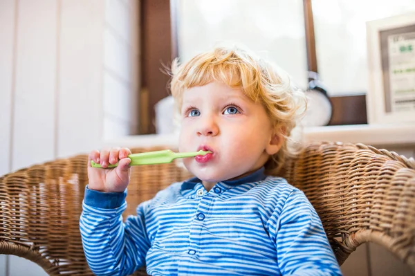 Ładny toddler chłopiec szczotkowania zębów w łazience. — Zdjęcie stockowe