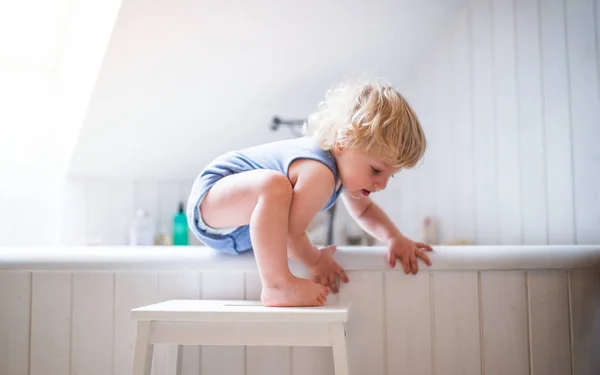 Toddler boy in a dangerous situation in the bathroom. — Stock Photo, Image