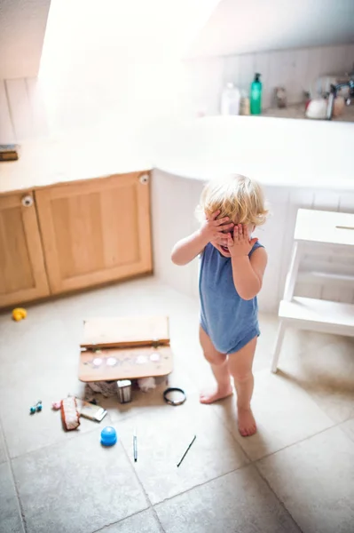浴室の危険な状況で幼児の少年. — ストック写真