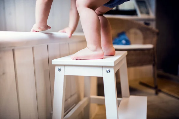 Niño en una situación peligrosa en el baño . — Foto de Stock