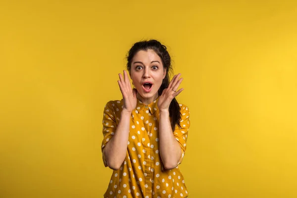 Retrato de uma jovem mulher bonita em estúdio . — Fotografia de Stock