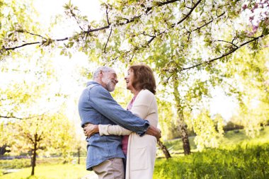 Bahar doğa aşık güzel üst düzey Çift.
