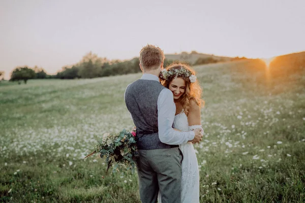 Beautiful bride and groom at sunset in green nature. — Stock Photo, Image