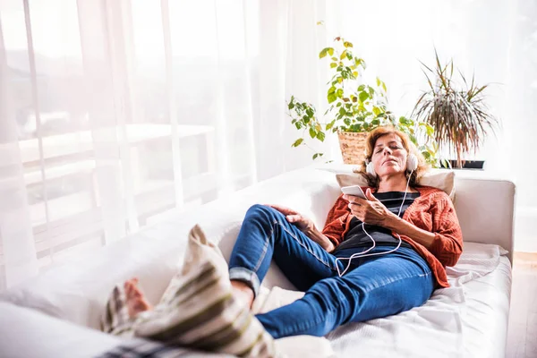 Senior mulher relaxante em casa . — Fotografia de Stock