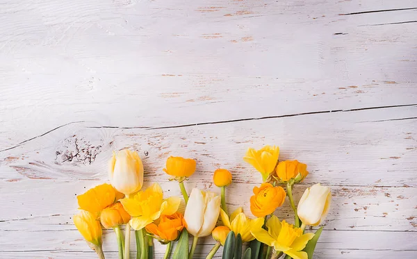 Flores amarillas sobre fondo de madera blanca . — Foto de Stock