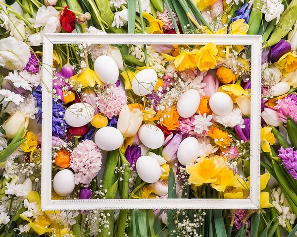 Színes virágok és a háttér fehér tojás. — Stock Fotó