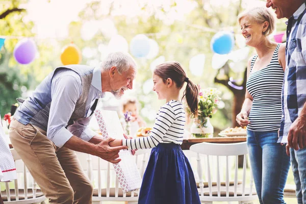 Familjefest eller ett garden party utanför i trädgården. — Stockfoto