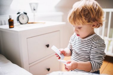 Yürümeye başlayan çocuk tehlikeli bir durum evde.