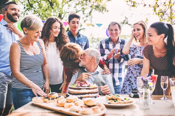 Uroczystości rodzinne lub garden party poza na podwórku. — Zdjęcie stockowe