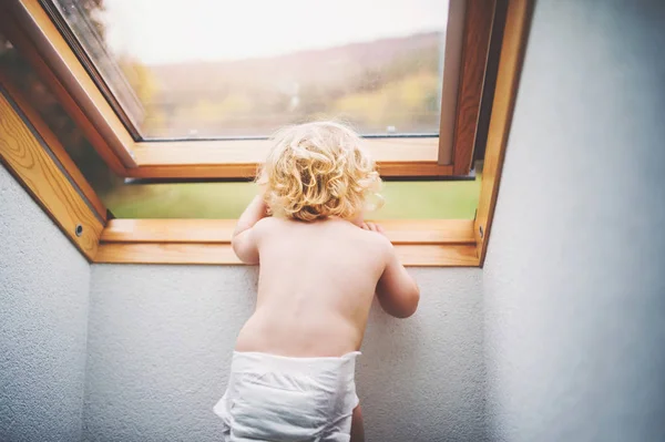 Toddler pojke i en farlig situation hemma. — Stockfoto