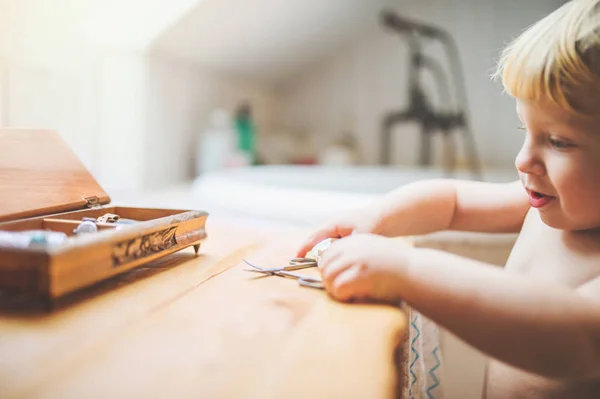 Peuter jongen in een gevaarlijke situatie in de badkamer. — Stockfoto