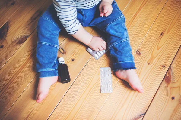 Niño en una situación peligrosa en casa . — Foto de Stock