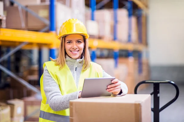 Mulher trabalhador armazém com tablet . — Fotografia de Stock