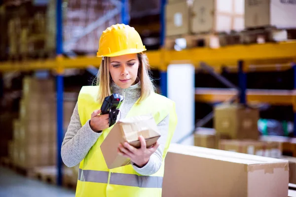 Warehouse woman worker with barcode scanner. — Stock Photo, Image