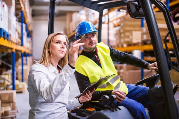 Jóvenes trabajadores de almacenes trabajando juntos . — Foto de Stock