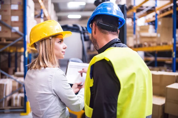 Jóvenes trabajadores de almacenes trabajando juntos . — Foto de Stock