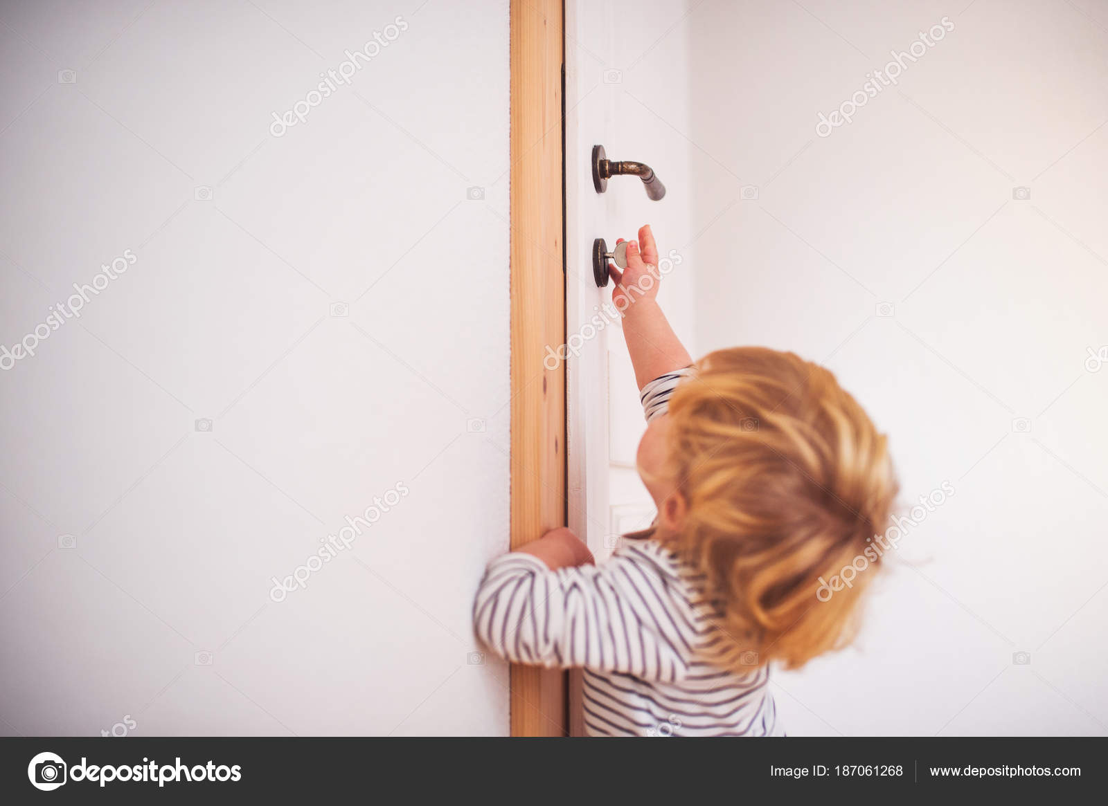 Дверь для детей. Девочка заглядывает в комнату. Видео где девочка открывает дверь. Ребенок открывает входную дверь. Ребенок открывает дверь.