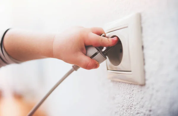 Toddler boy in a dangerous situation at home. — Stock Photo, Image