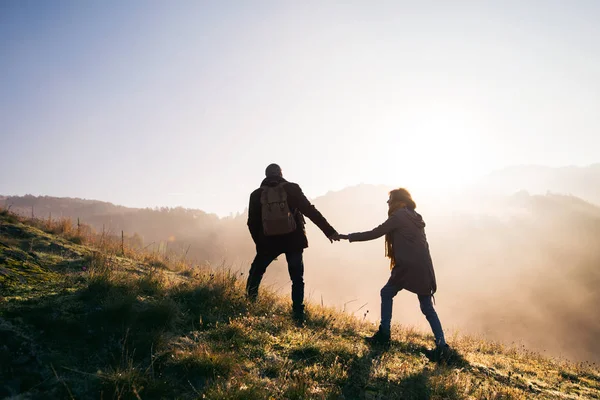 Sunrise adlı bir sonbahar doğada yürüyüşe üst düzey Çift. — Stok fotoğraf