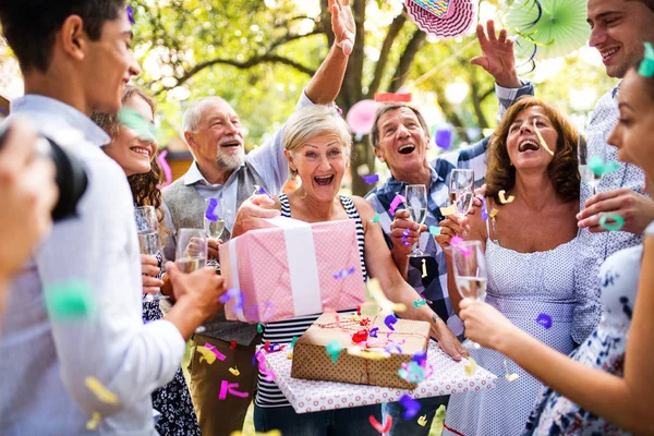Festeggiamenti in famiglia o una festa in giardino fuori nel cortile . — Foto Stock