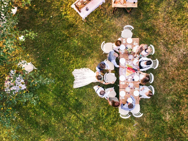 Hochzeitsempfang draußen im Hinterhof. — Stockfoto