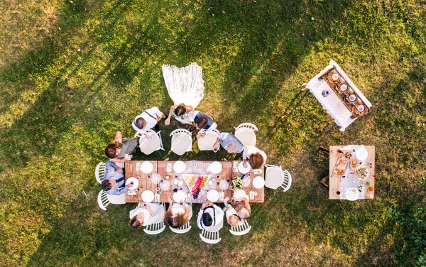 Recepção de casamento fora no quintal . — Fotografia de Stock