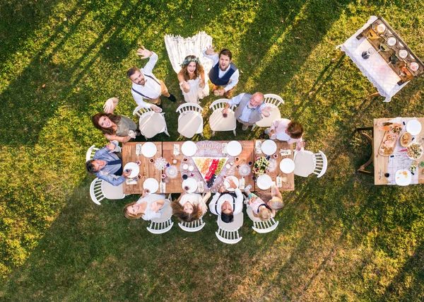 Recepție de nuntă afară în curtea din spate . — Fotografie, imagine de stoc