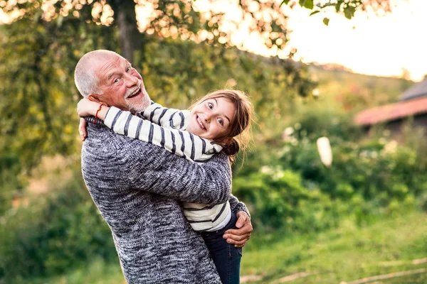 Abuelo dando a su nieta un abrazo . —  Fotos de Stock