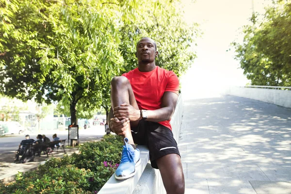 非裔美国人赛跑者在城市休息. — 图库照片