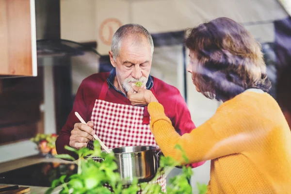 Senior par laga mat i köket. — Stockfoto