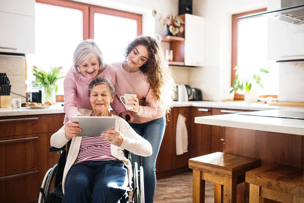 Una adolescente con madre y abuela en casa . — Foto de Stock