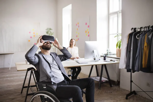 Dois empresários com cadeira de rodas e óculos VR no escritório . — Fotografia de Stock