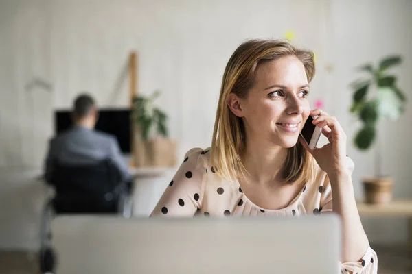 Dos personas de negocios con silla de ruedas en la oficina . —  Fotos de Stock