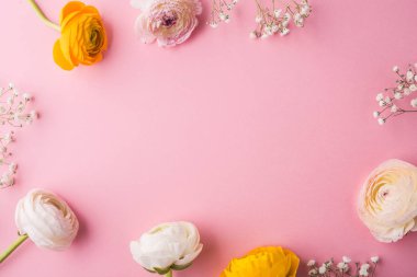 Paskalya ve bahar düz pembe bir arka plan üzerinde yatıyordu.