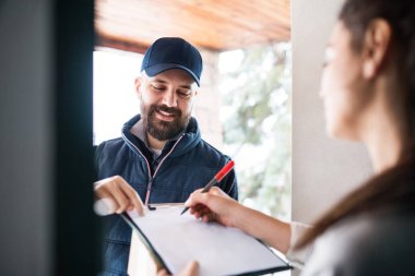 Parsel kapıda teslimat adam alma kadın.