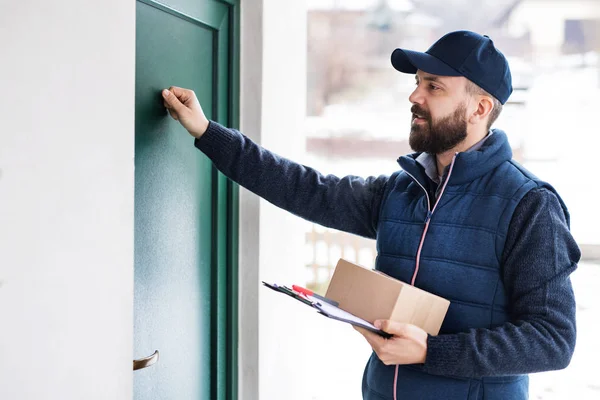 Zusteller liefert Paketkasten an Empfänger aus. — Stockfoto