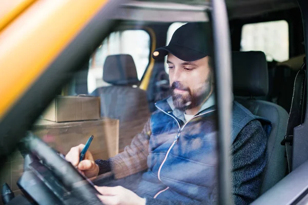 Zusteller liefert Paketkasten an Empfänger aus. — Stockfoto