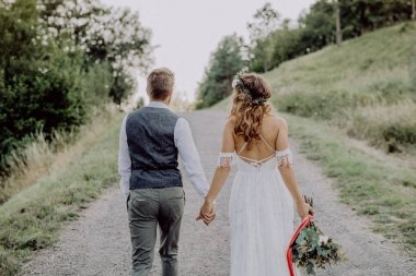 Güzel gelin ve damat yeşil doğada, ellerimi.