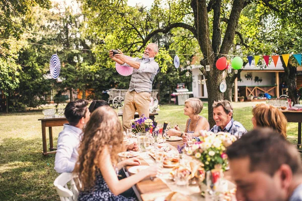 Uroczystości rodzinne lub garden party poza na podwórku. — Zdjęcie stockowe