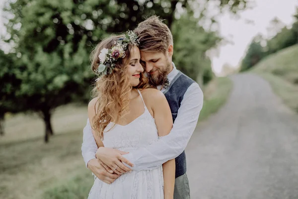 Beautiful bride and groom in green nature. — Stock Photo, Image