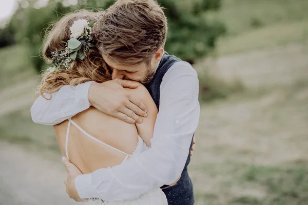 Bella sposa e sposo nella natura verde . — Foto Stock