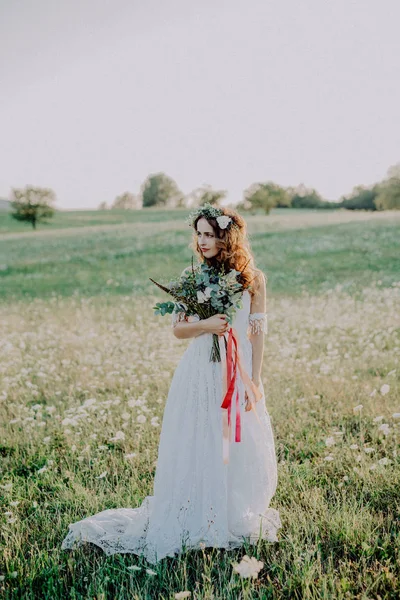 在夕阳中的绿色自然的美丽年轻的新娘. — 图库照片