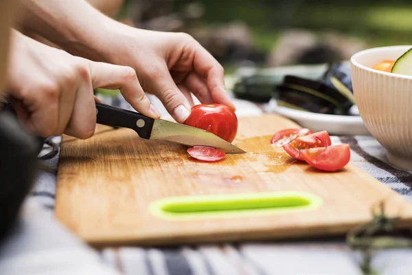 Adolescentes irreconhecíveis acampar e cozinhar . — Fotografia de Stock