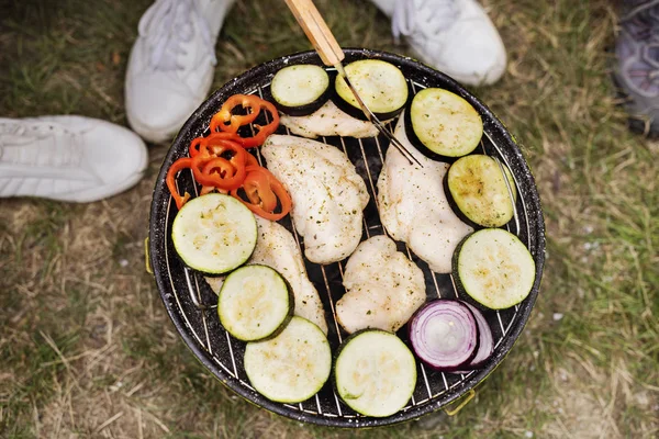 Adolescentes irreconocibles cocinando verduras en la parrilla de barbacoa . —  Fotos de Stock