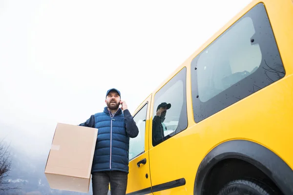 Delivery man delivering parcel box to recipient. — Stock Photo, Image